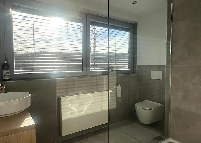 Maisonette With A View شقة *